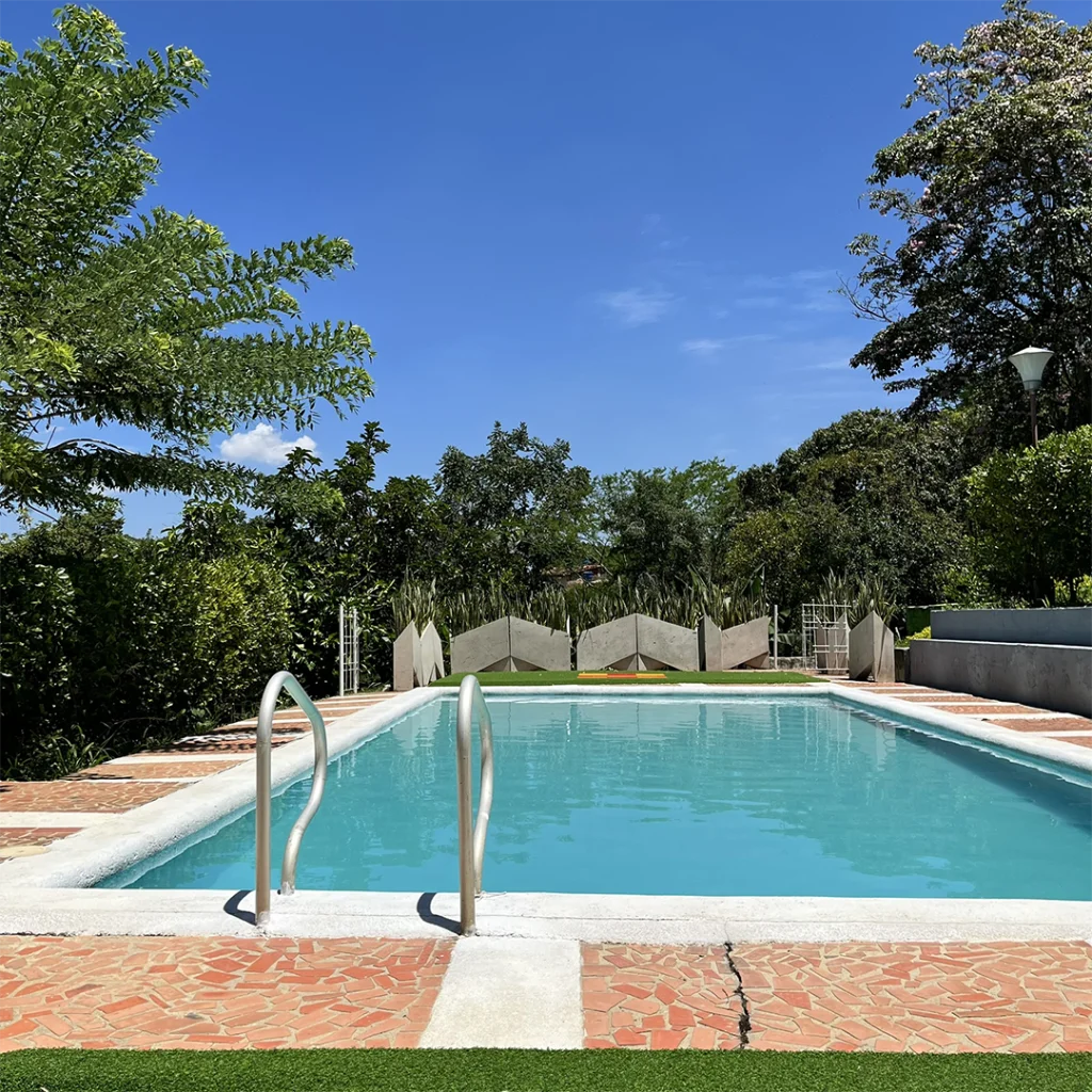 Exterior-Colegio-Campestre-en-Floridablanca-Von-Neumann-Piscina